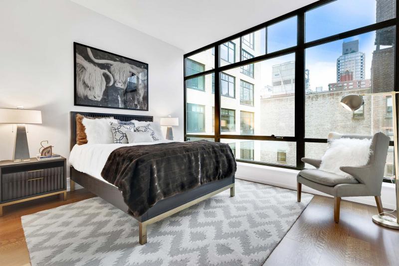 <p>Design Recipes</p><p>The use of black furniture is a bold but elegant choice in this bedroom.</p>