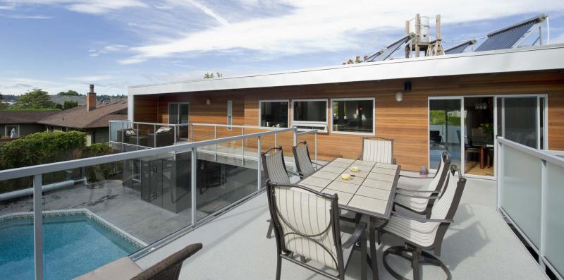<p>FRANCES LITMAN / TIMES COLONIST files</p><p>This fancy deck with glass panels overlooks a swimming pool.</p></p>