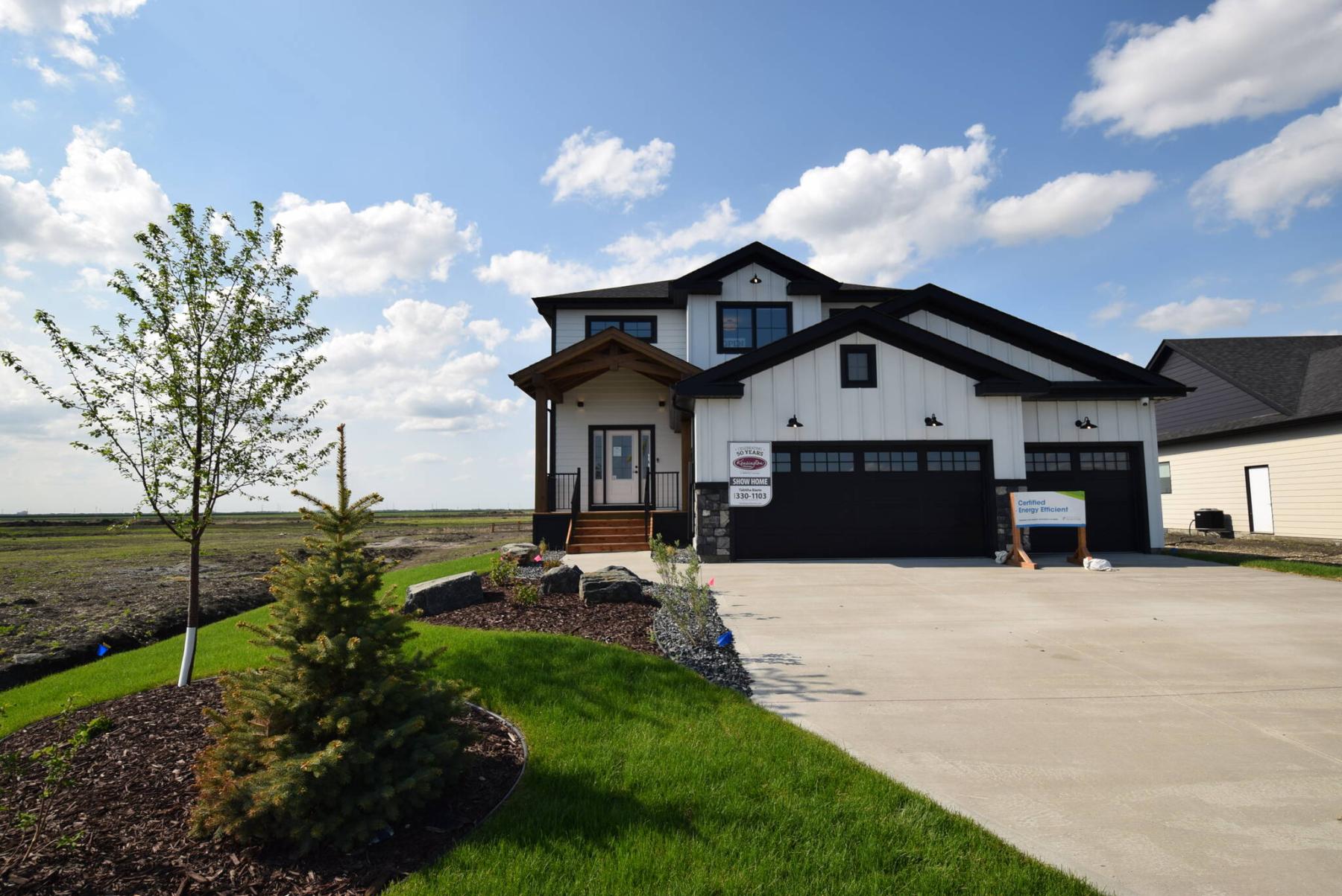  <p>Photos by Todd Lewys / Winnipeg Free Press</p>
                                <p>The Glenridge design from Kensington Homes fits perfectly into its countrified surroundings.</p> 