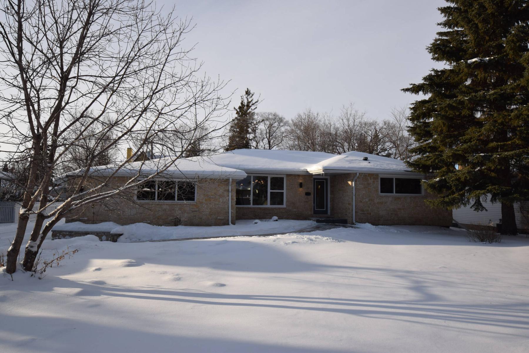  <p>TODD LEWYS / FREE PRESS</p>
                                <p>The 2,869-sq.-ft. Tuxedo classic, which was built in 1956, has been masterfully updated from top to bottom.</p> 