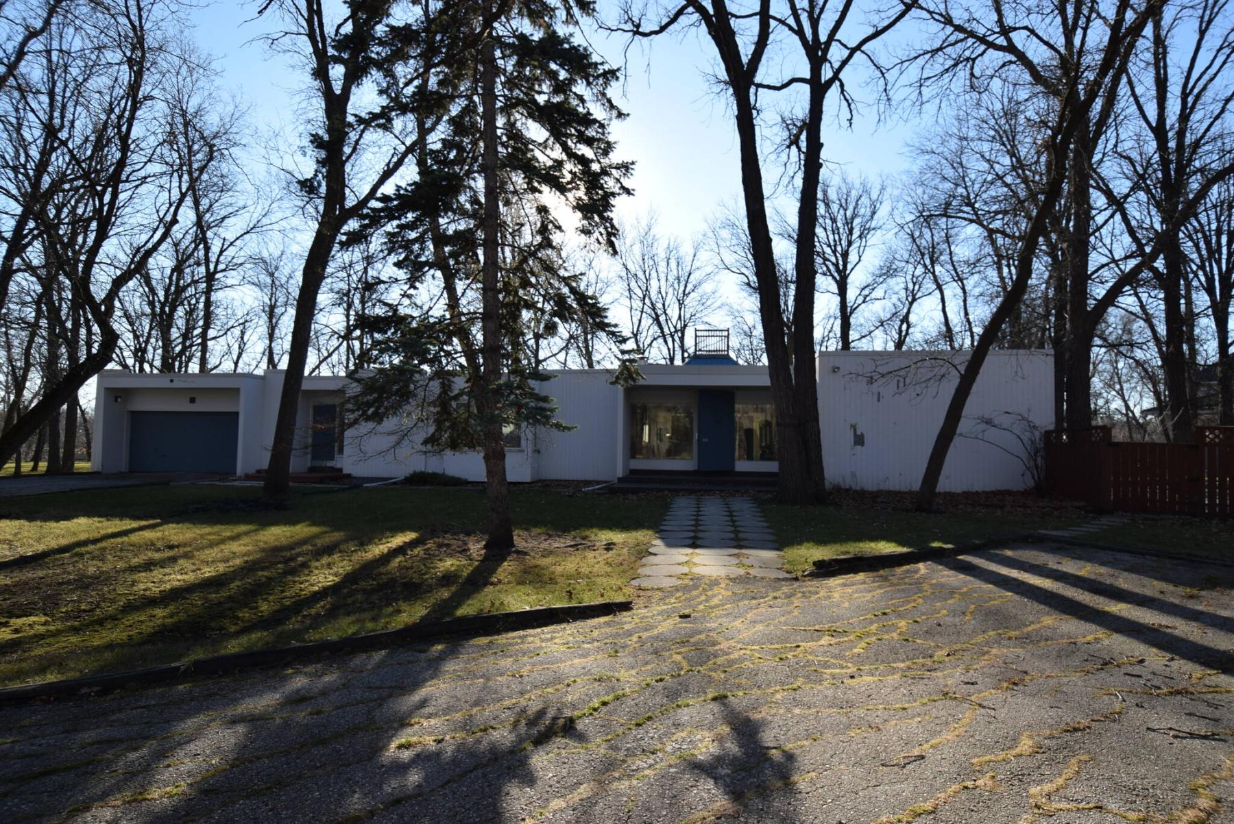  <p>Todd Lewys / Free Press </p>
                                <p>Situated on a mature, well-treed riverside lot, the 3,148-sq.-ft. bungalow is a mid-century-modern marvel that offers all kinds of potential to update.</p> 
