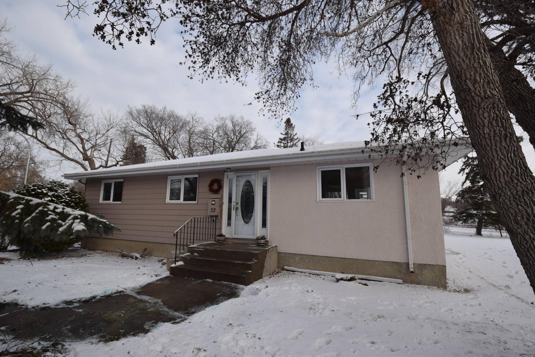 <p>Situated on a gorgeous riverside lot, the tidy, well-designed bungalow offers picturesque views and a tranquil, cottage-like ambience.</p> 
