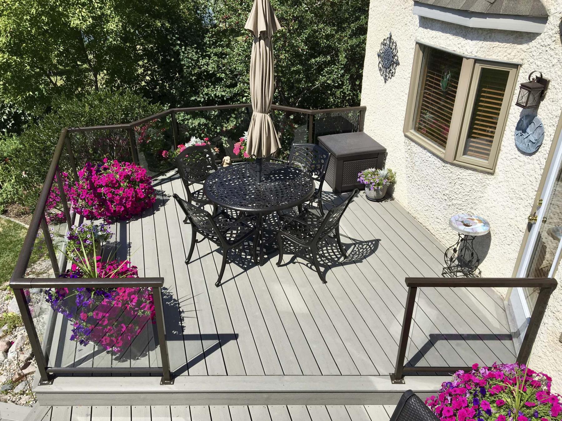 <p>The bronze framework of the glass railings system provides safety along the perimeter of the upper tier, and adds to the splendor of the deck design. </p>