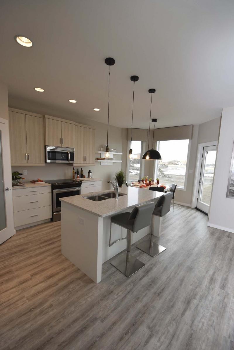 <p>The island offers a spendid view of the cooking area.</p>