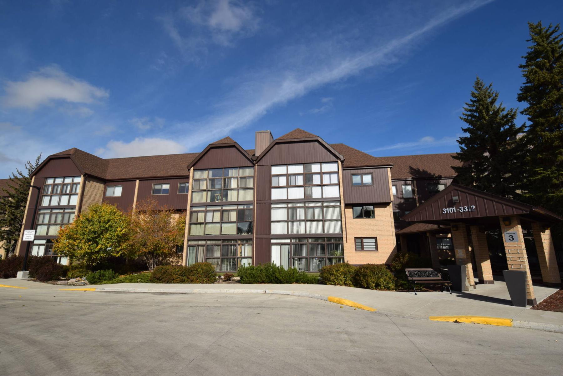  <p>Todd Lewys / Free Press</p>
                                <p>The well-maintained 1,530-sq.-ft. suite offers downsizers a fabulous location, great layout and potential to make for a very special home with only a few updates.</p> 
