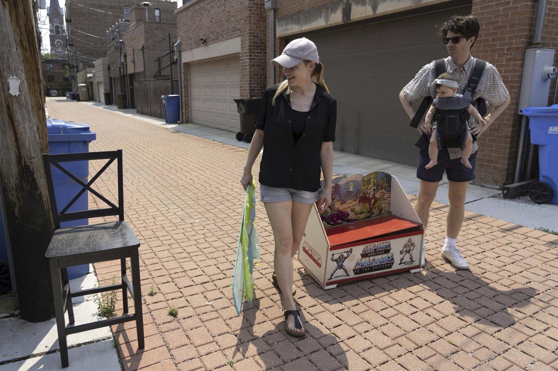 <p>Erin Hooley / Chicago Tribune</p><p>Kelly Pickering, with her husband, Dan White, and their 6-month-old daughter, Coco, look for discarded items in their Chicago neighbourhood.</p></p>