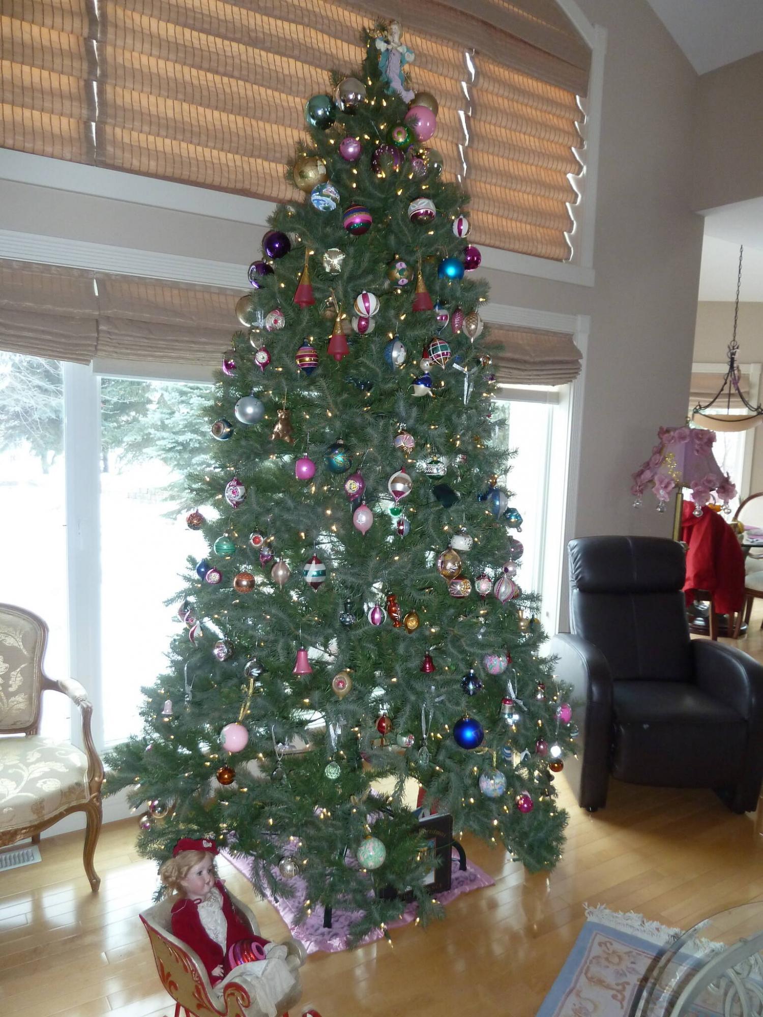 <p>Laurie Mustard / Winnipeg Free Press</p><p>Susan Brennand&#8217;s Santa-ready masterpiece is standing tall.</p>