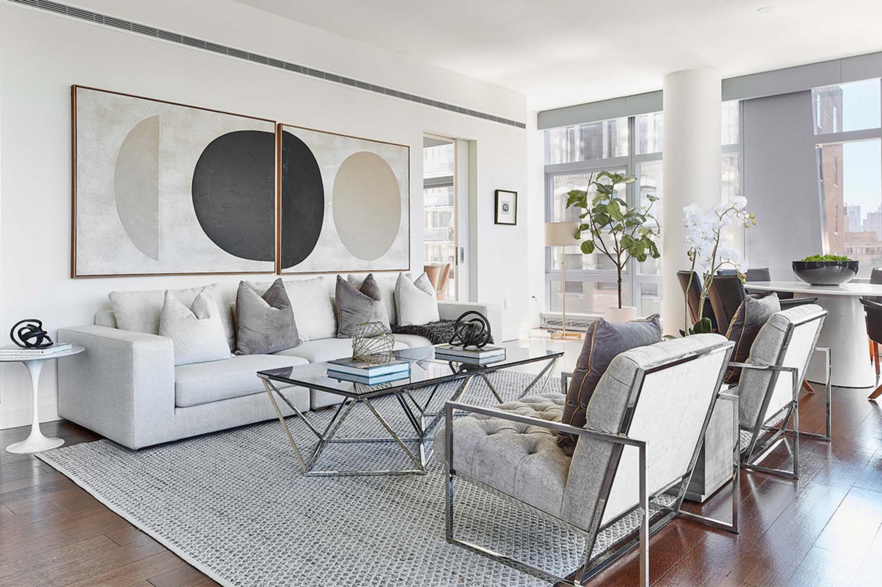 <p>Scott Gabriel Morris / TNS</p><p>This dramatic and luxurious space uses a monochromatic colour scheme with a cream foundation and black accents.</p>