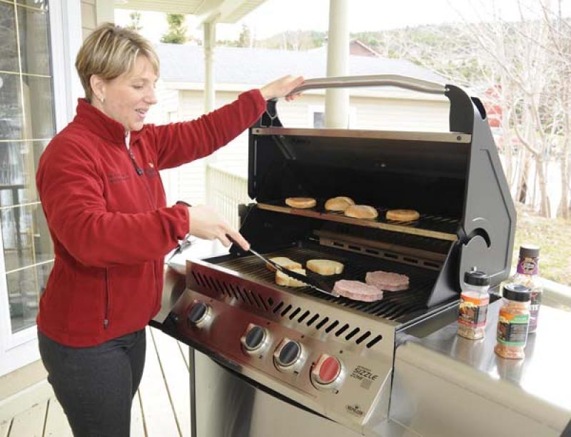 Keep your grill in tip-top shape with aluminum foil, citrus juice and a little bit of elbom grease.
