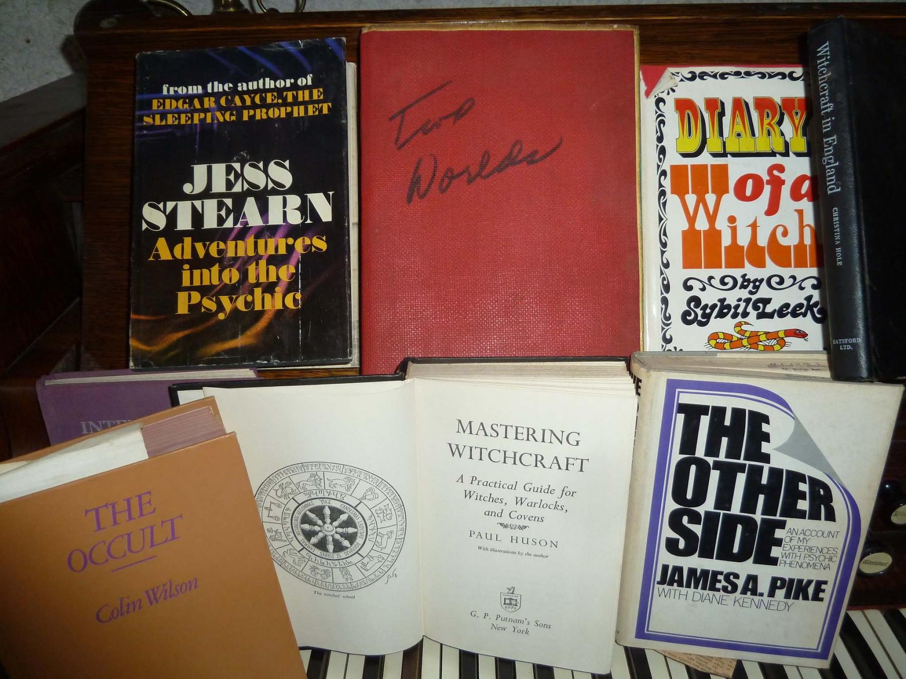 <p>Laurie Mustard / Winnipeg Free Press</p><p>It&rsquo;s a sure bet Laurie Mustard will be in a VERY bright room when he digs into these scary books tonight. </p>
