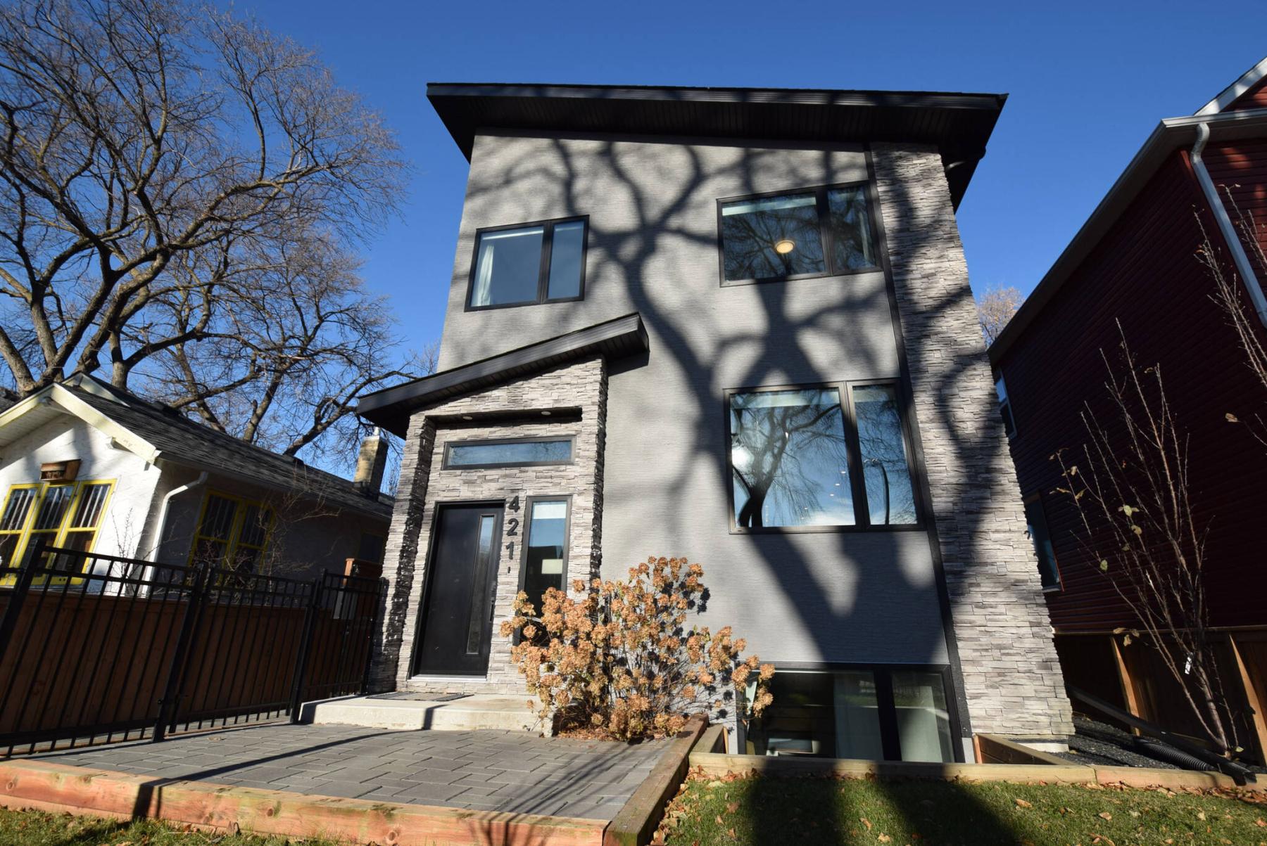  <p>The like-new, five-year-old duplex is in a great location and built to the highest standards.</p> 