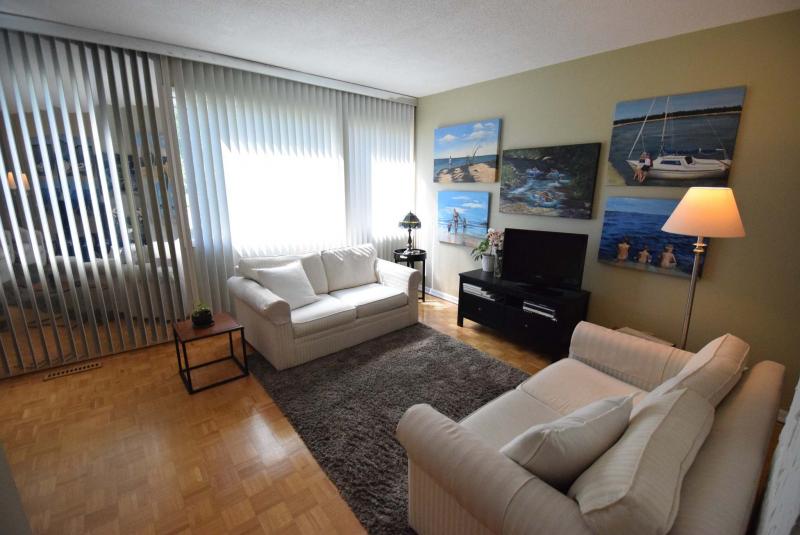 <p>The parquet flooring and large windows make the living room a relaxing space.</p>