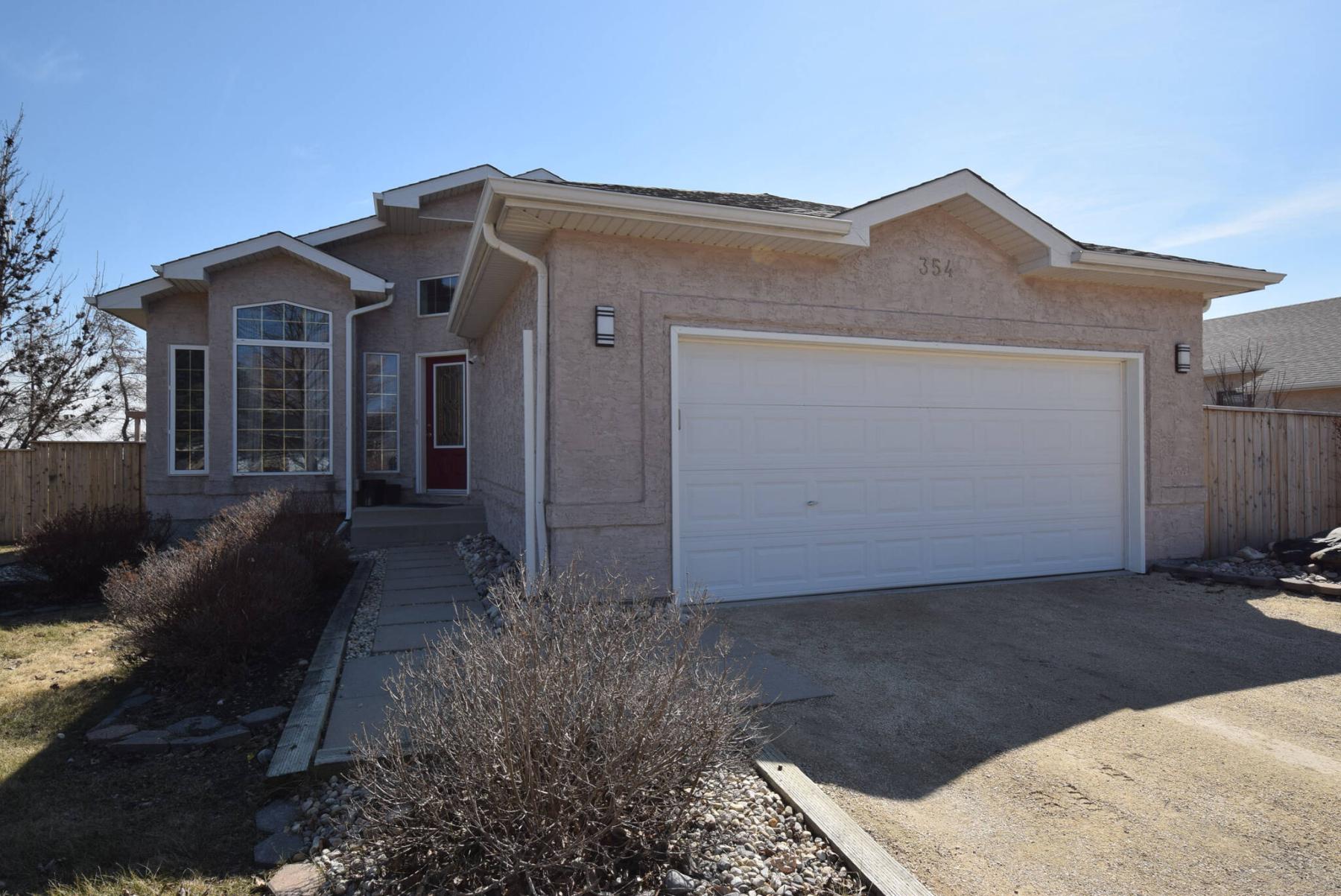  <p>The well-kept bungalow is built on an oversized country lot backing onto wide-open space.</p> 
