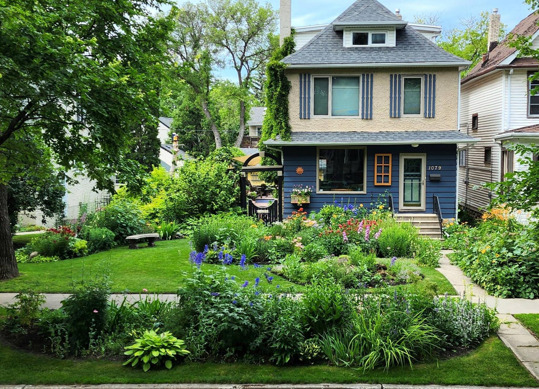  <p>Joel Stevens / Winnipeg Free Press</p>
                                <p>This picturesque garden in Crescentwood is filled with vertical elements.</p> 