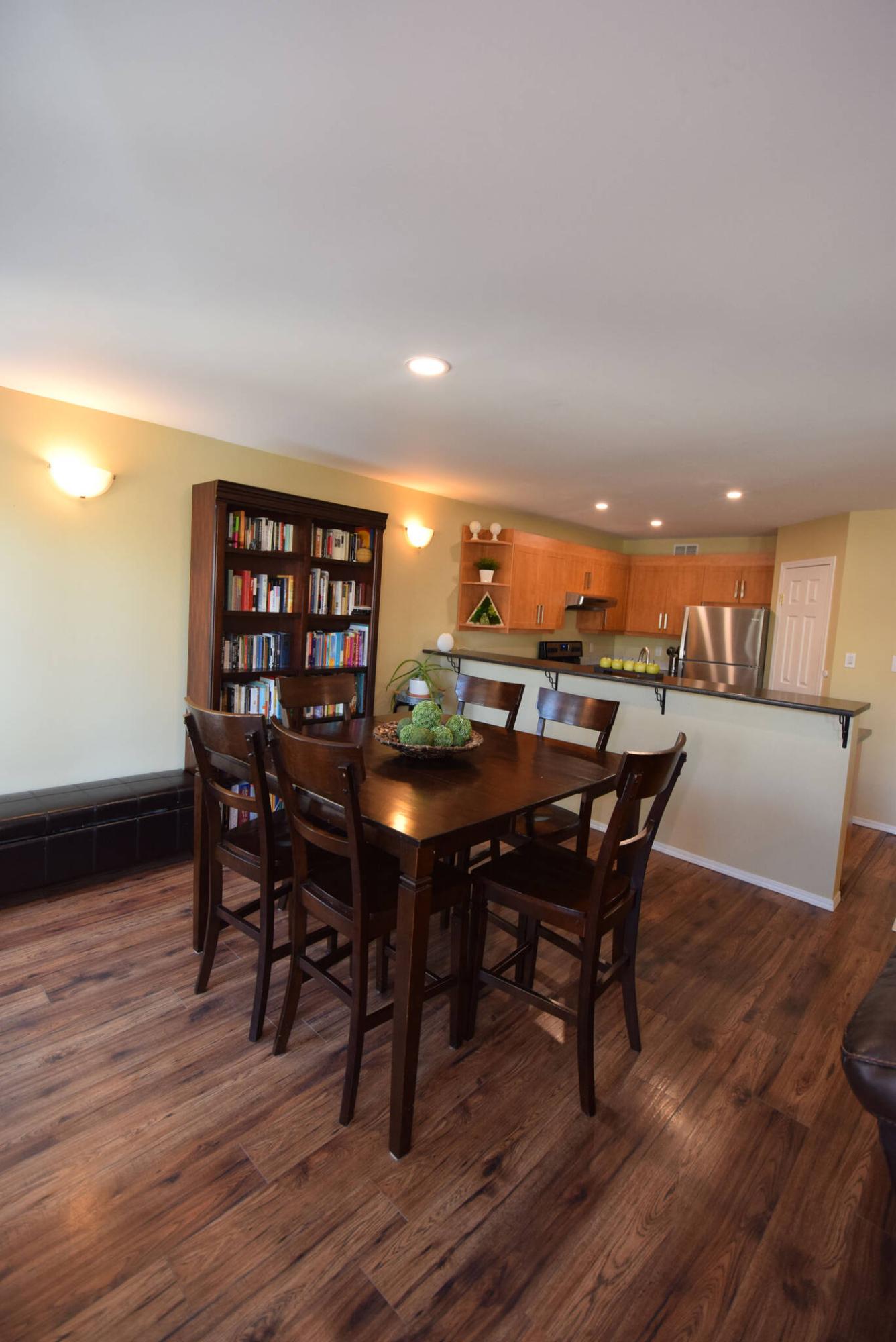  <p>TODD LEWYS / FREE PRESS</p>
                                <p>Perfectly placed, the roomy dining area is just steps from both the kitchen and living room.</p> 