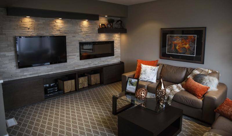 <p>MIKE DEAL / WINNIPEG FREE PRESS</p><p>The living room is a cosy space for big families.</p>
