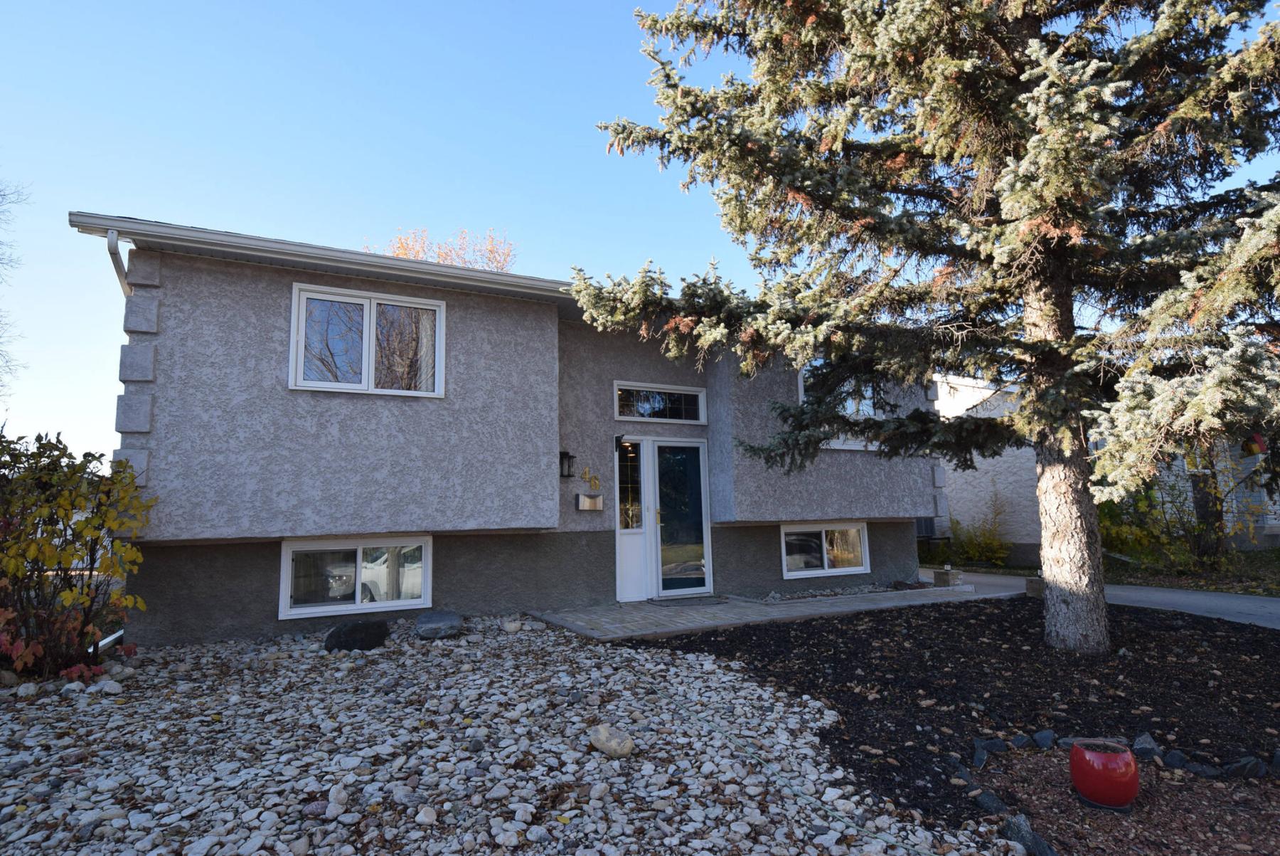  <p>The 1,350-sq.-ft. bi-level possesses plenty of curb appeal with its two-tone stucco exterior, large windows and low-maintenance front yard.</p> 