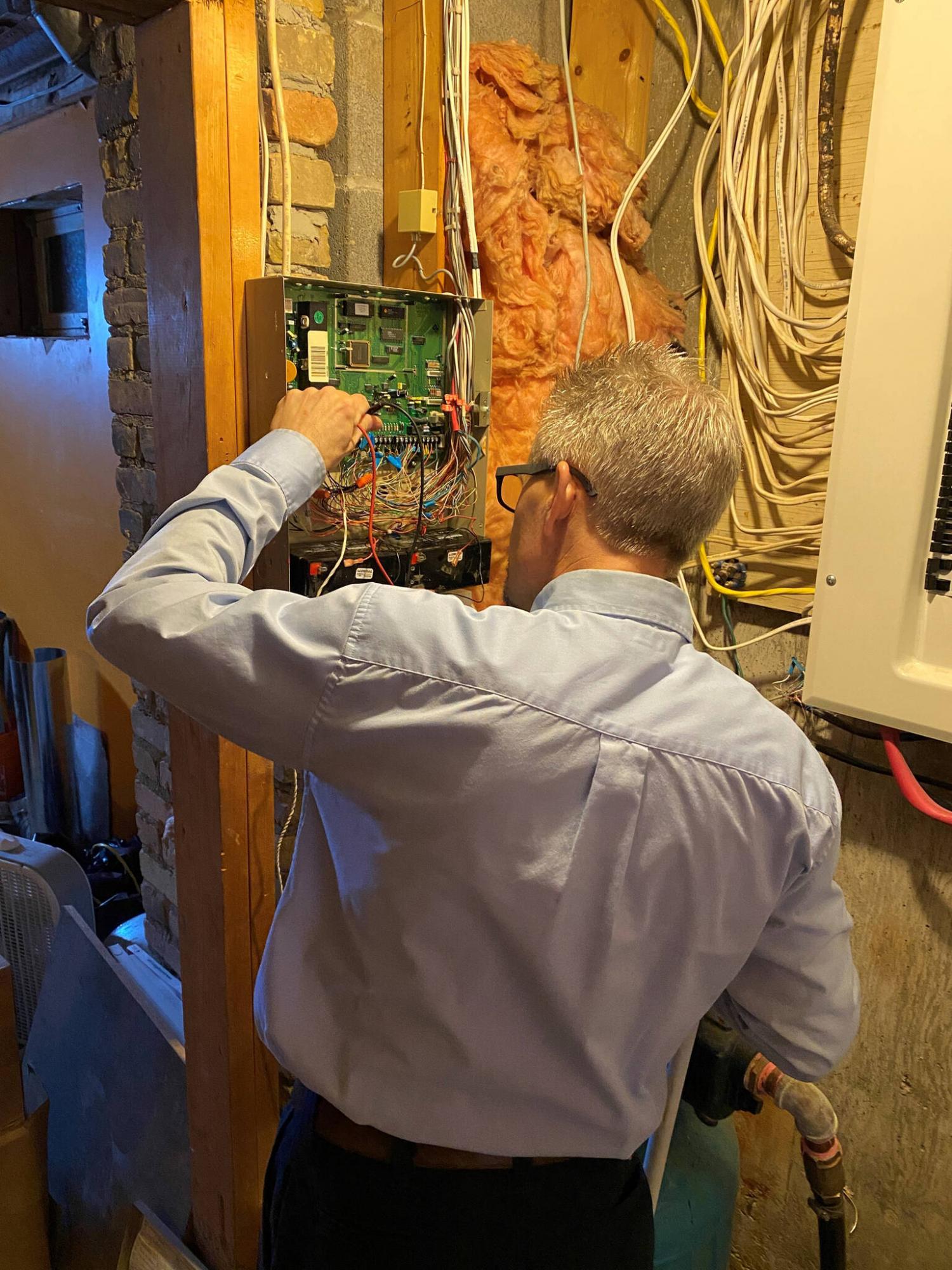 <p>Photos by Marc LaBossiere / Winnipeg Free Press</p><p>A BellMTS Smart Home technician reviews the main board after servicing the complicated three-partition alarm system located at Marc LaBossiere&rsquo;s rural home.</p>