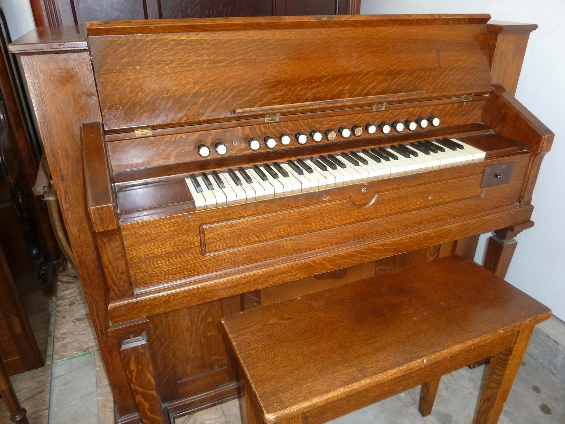 <p>Laurie Mustard / Winnipeg Free Press</p><p>Laurie Mustard may even be able to help with delivery of this vintage organ, which he is giving to a lucky reader. </p>