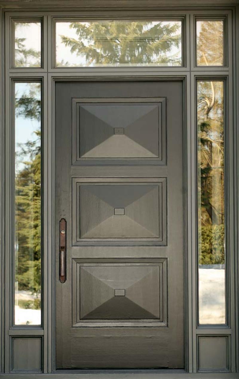 A grand door should fit well into its surroundings, but also be a piece of art unto itself.
