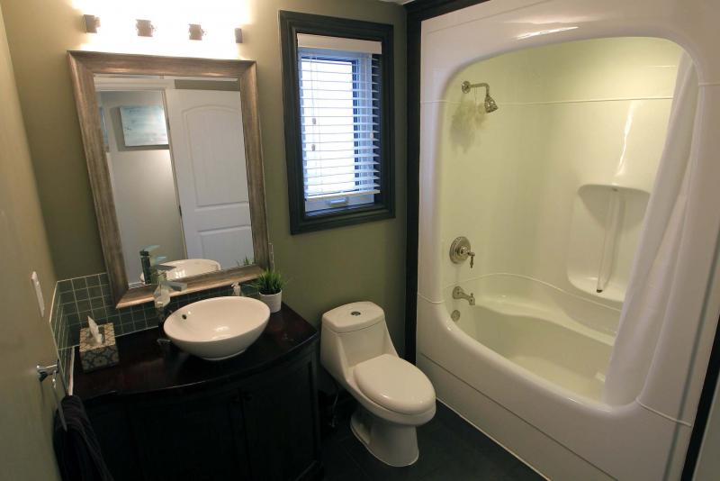 <p>BORIS MINKEVICH / WINNIPEG FREE PRESS</p><p>The remodelled bath features a taupe tile floor and vinyl tub/shower.</p>