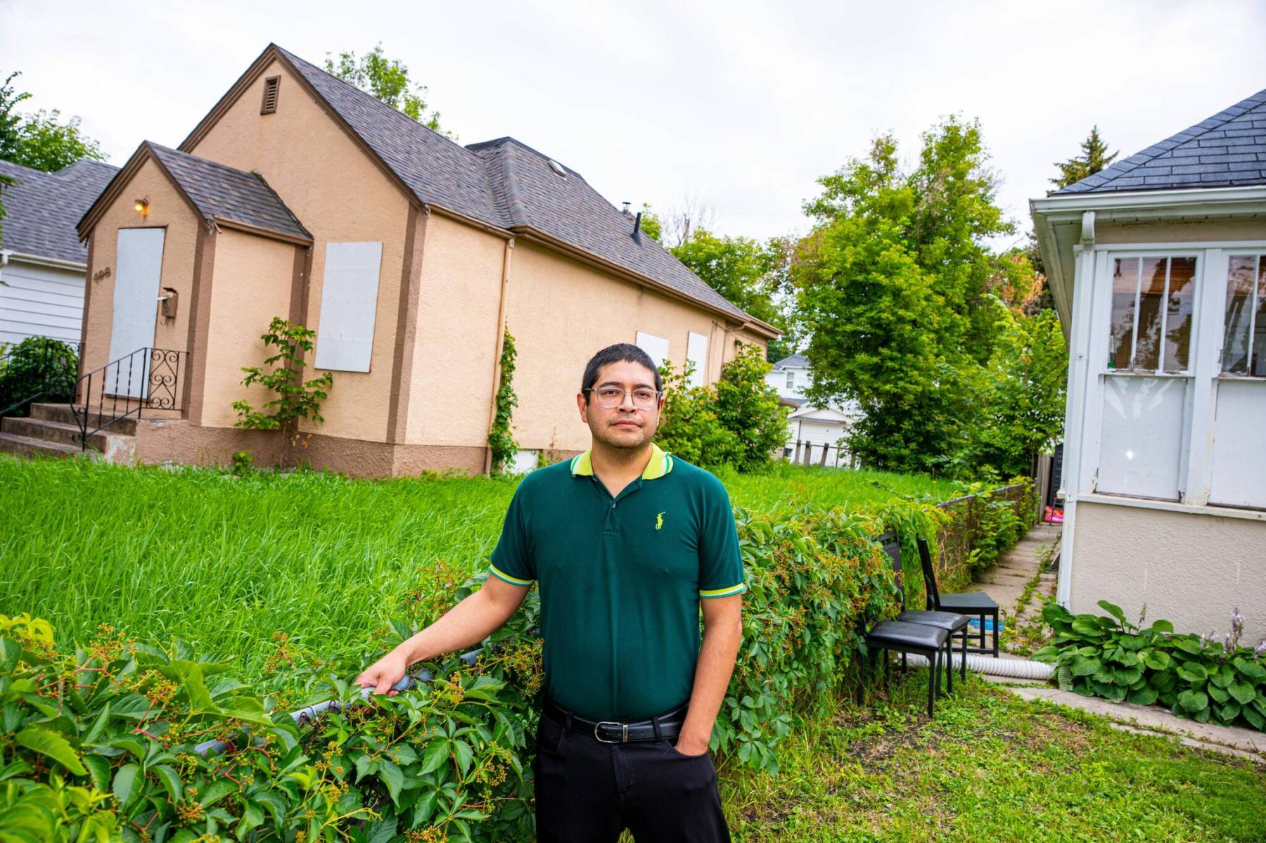  <p>NIC ADAM / FREE PRESS</p>
                                <p>Ed Artola, pictured outside his property Wednesday, is a Winnipeg landlord who blames a vacant house next door for preventing him from being able to sell a home he owns and rents out on Atlantic Avenue. </p> 