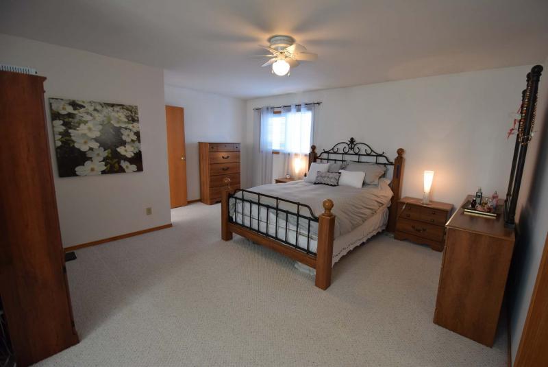 <p>Todd Lewys / Winnipeg Free Press</p><p>The master suite is secluded from the rest of the home and features a walk-in closet and four-piece ensuite. </p></p>