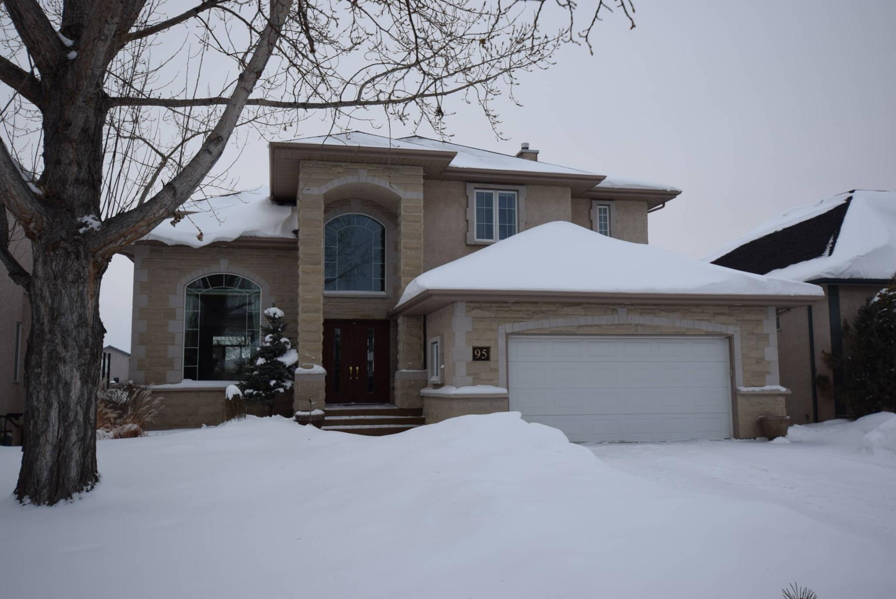  <p>Todd Lewys / Winnipeg Free Press</p>
<p>This custom masterpiece is situated on a gorgeous lakefront lot and features a grand yet warm interior design.</p> 