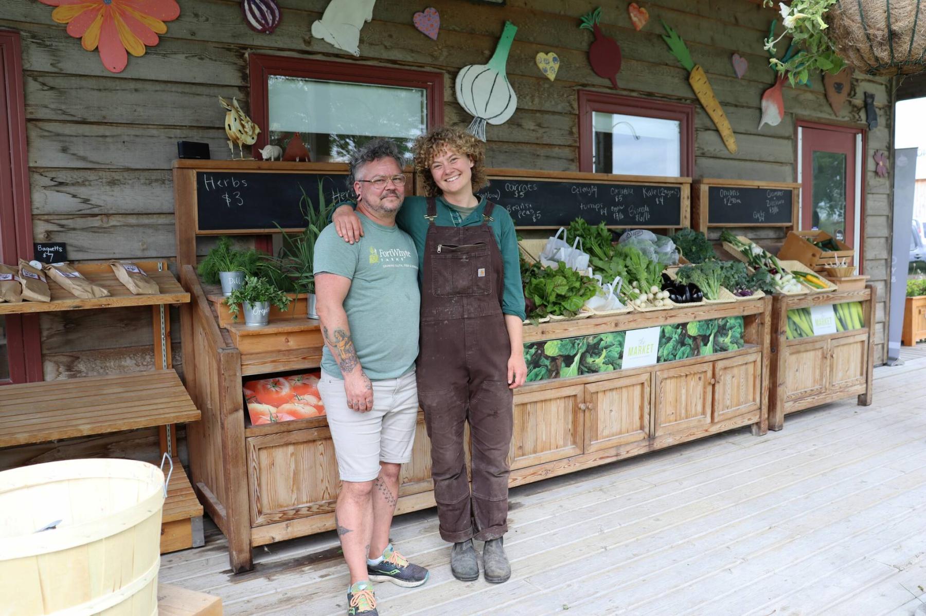  <p>Owen Campbell, left, and Erin Froese, work at FortWhyte Farms and mentor students who grow and harvest produce for the farm&rsquo;s Market. (Colleen Zacharias / Free Press)</p> 