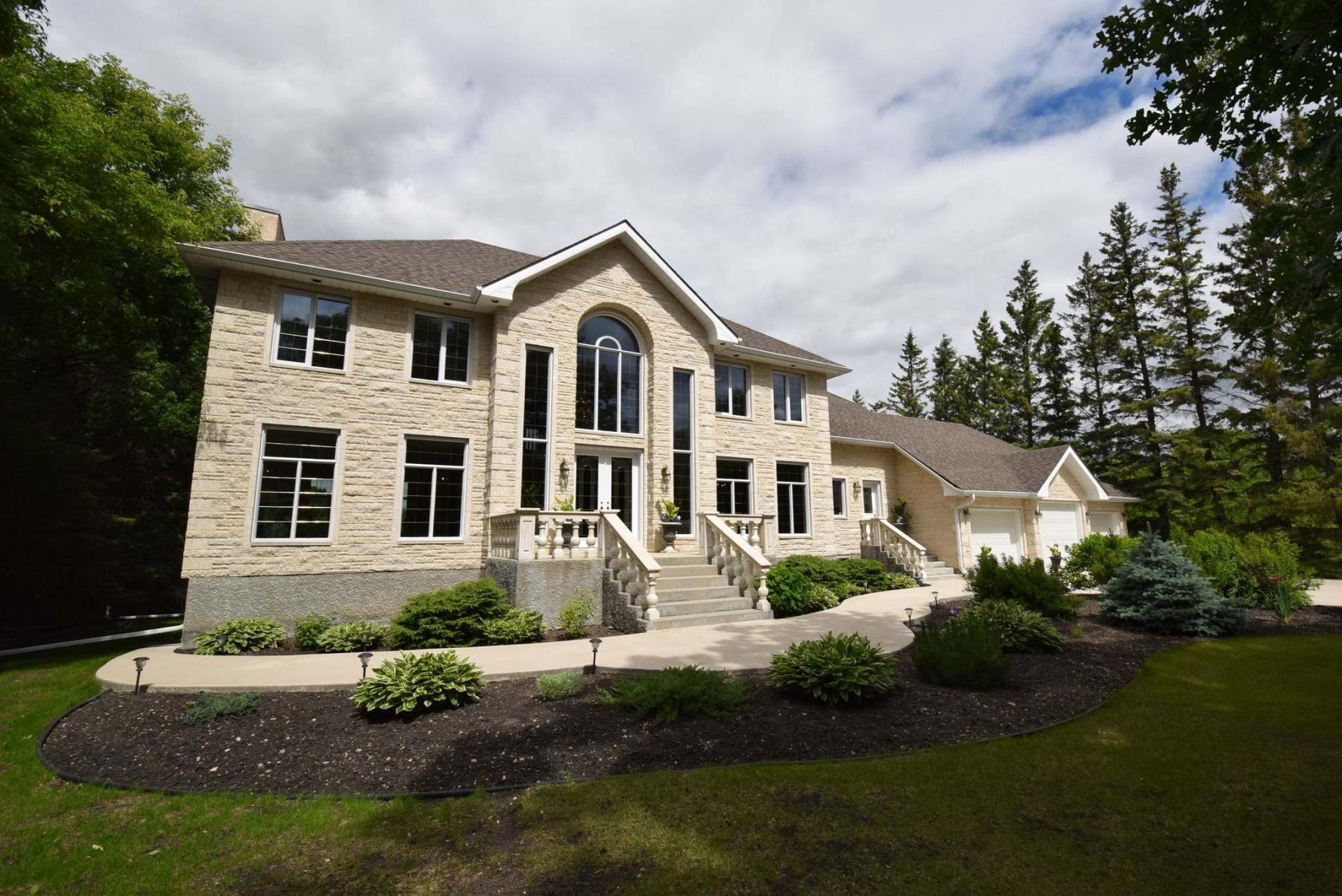 <p>>Set well back from the highway amid mature trees with the Red River behind it, this grand home is the ultimate riverfront estate.</p>