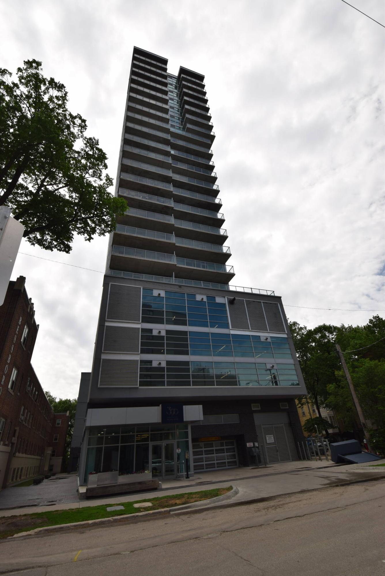  <p>TODD LEWYS / FREE PRESs</p>
                                <p>Situated in a quiet concrete and steel building in the heart of downtown, the elevated suite offers spectacular downtown views, logical luxury and a host of wonderful amenities.</p> 