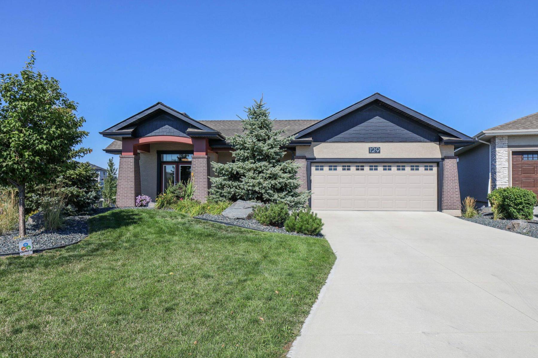  <p>Todd Lewys / Winnipeg Free Press</p>
<p>Situated on perhaps the best lot on Rose Lake Court, the 2,112 sq. ft. walk-out bungalow was designed to take advantage of its surroundings.</p> 