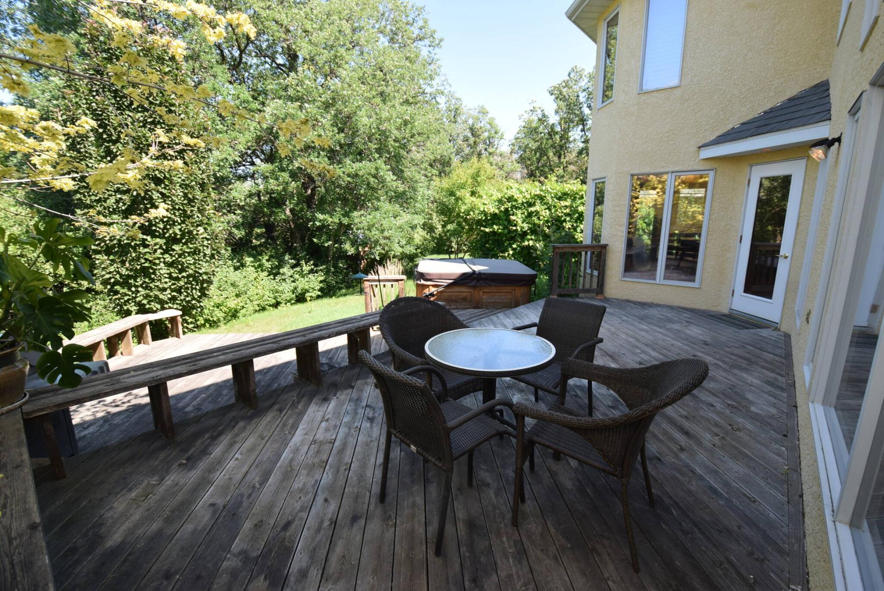  <p>Backing onto Bunn&rsquo;s Creek Park, the backyard is a true private paradise.</p> 