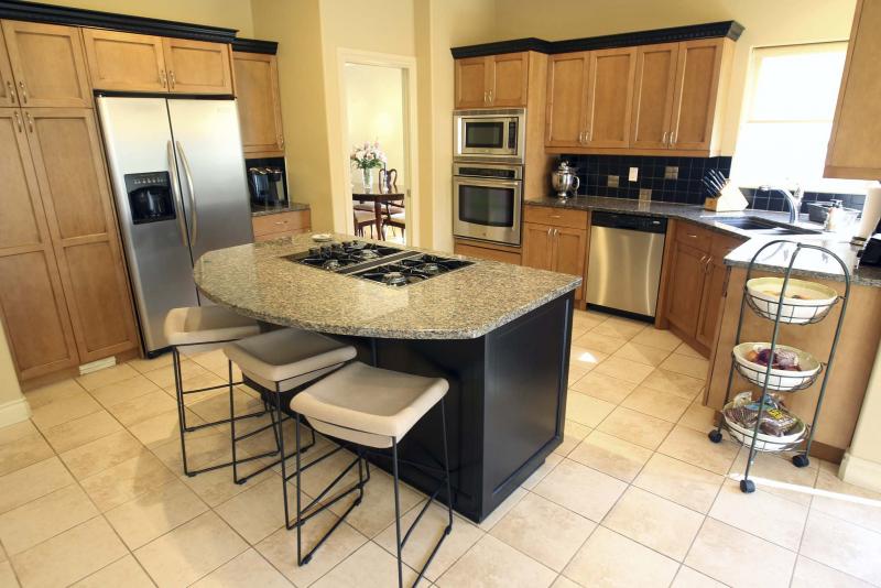 <p>JOE BRYKSA / WINNIPEG FREE PRESS</p><p>The modern kitchen with stainless steel appliances and an island with eating area. </p>