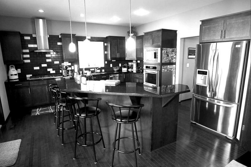 Shaker-style maple cabinets are finished in a beautiful cappuccino colour that really pops on the dark-espresso backsplash.