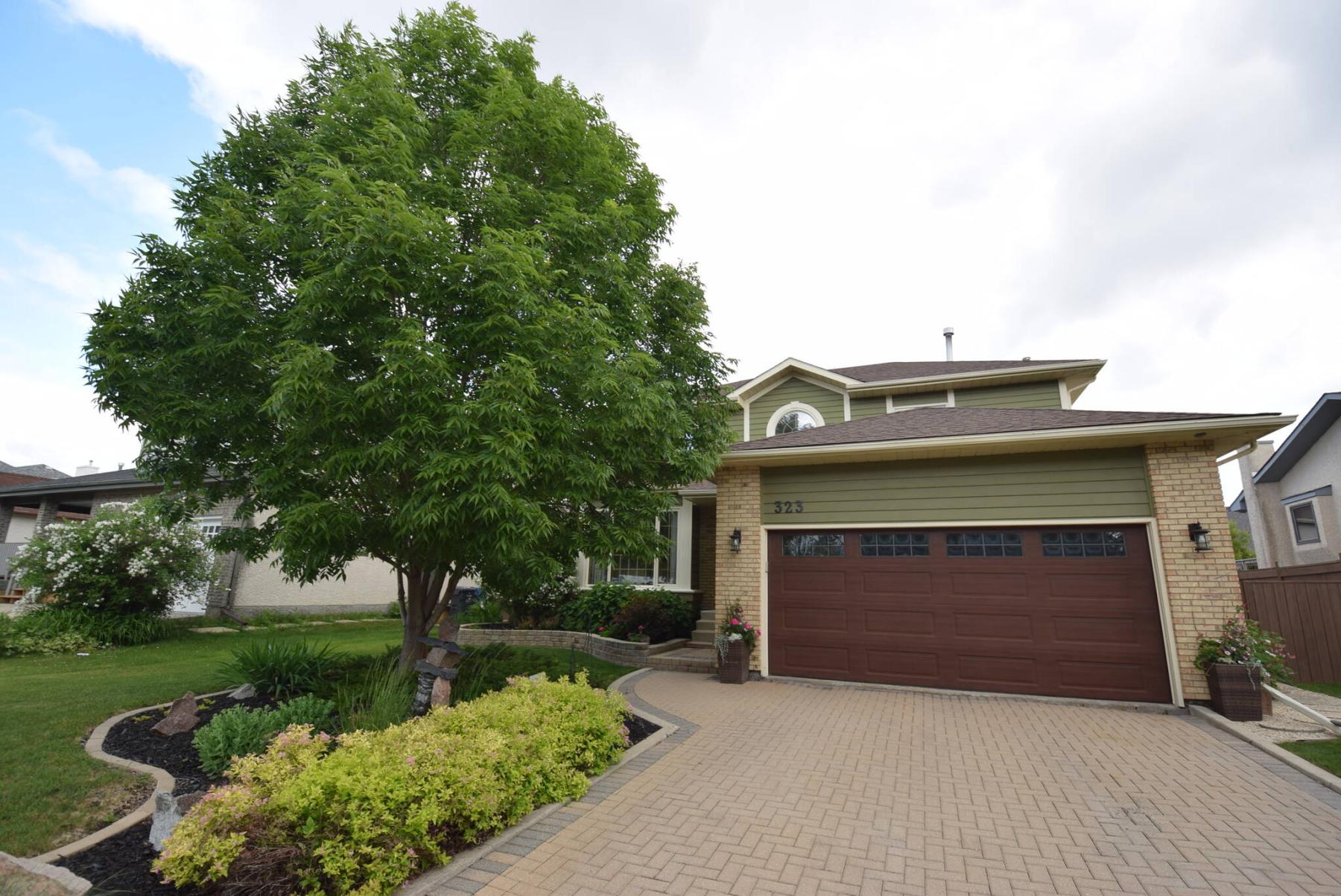  <p>A rich-looking exterior gives this two-storey home tons of curb appeal.</p> 