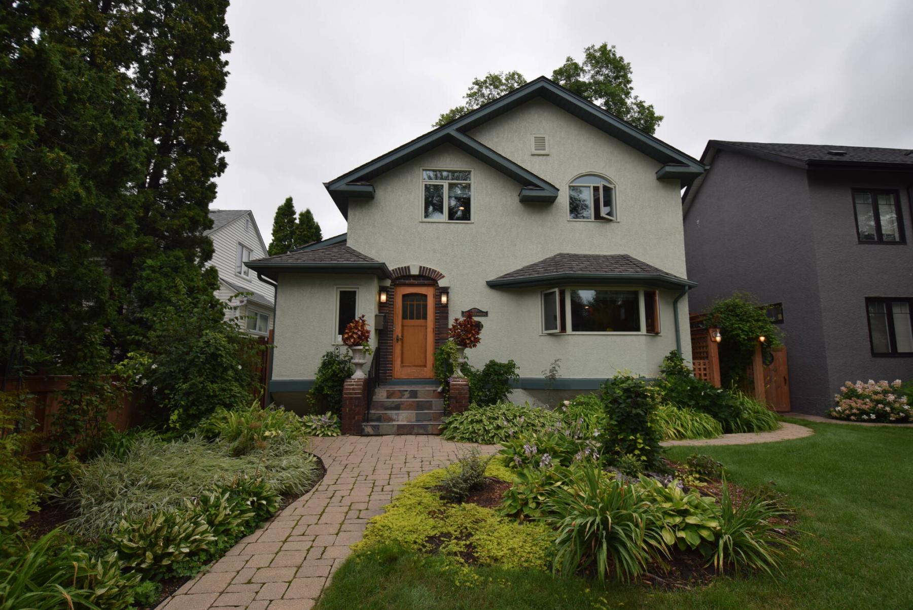  <p>Todd Lewys photos / Free Press</p>
                                <p>The stately two-storey at 322 Queenston St. grabs your attention the minute you see it.</p> 