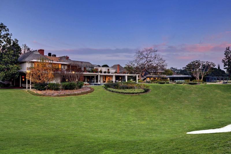 <p>Erik Grammer photo</p><p>Supermodel Cindy Crawford and her husband, businessman Rande Gerber, are selling their compound in Malibu&rsquo;s Encinal Bluffs area. The property has a tennis court and a swimming pool.</p>