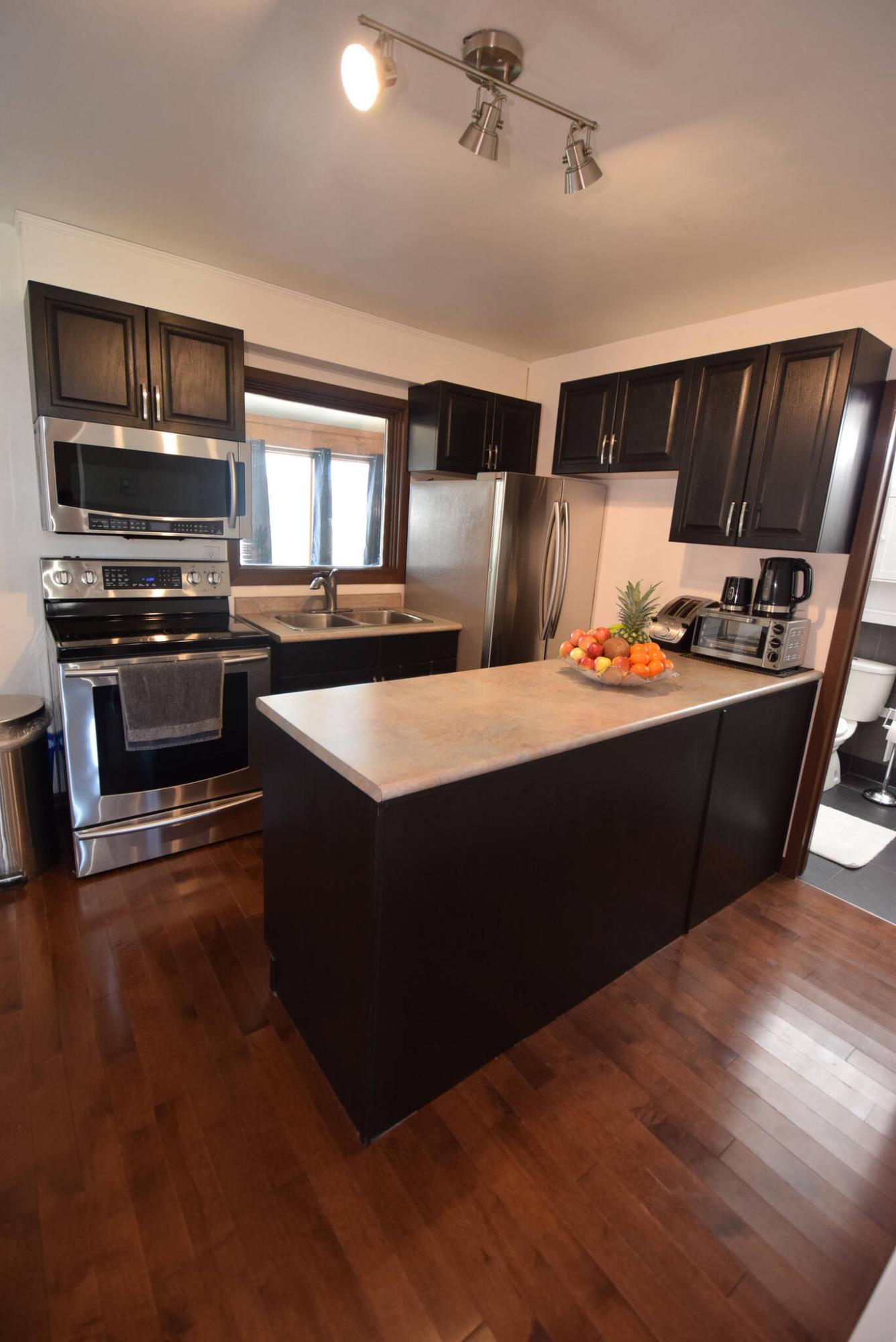  <p>Todd Lewys / Free Press</p>
                                <p>The peninsula kitchen in the Redwood Avenue home exudes modern style and functionality.</p> 