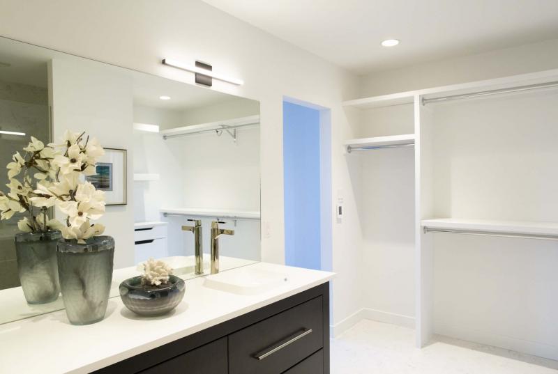 <p>ANDREW RYAN / WINNIPEG FREE PRESS</p><p>The en suite bathroom features a cappucino vanity with dual sinks, a walk-in closet with built-in storage and a five-foot glass and tile shower.</p>