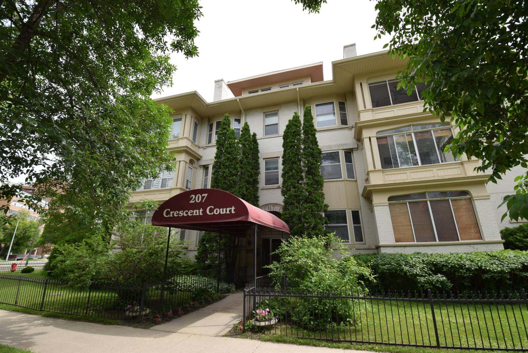  <p>Photos by Todd Lewys / Free Press</p>
                                <p>This sprawling suite is tucked away in a prime spot in Crescentwood just steps from both Wellington Crescent and Corydon Avenue.</p> 