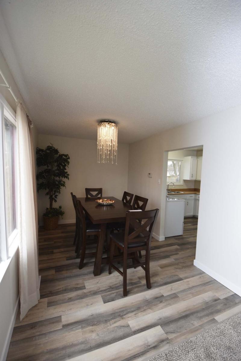 <p>TODD LEWYS / WINNIPEG FREE PRESS</p><p>The living room/dining room is as bright as you&rsquo;ll find in any home.</p>