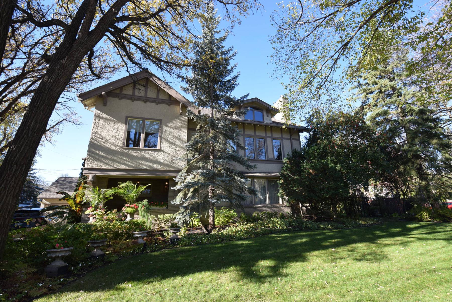  <p>Todd Lewys / Free Press</p>
                                <p>The stately 4,290-square-foot home, which has been thoughtfully updated throughout, combines timeless charm with modern convenience.</p> 