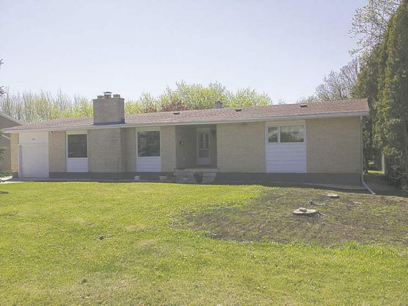 Charleswood
Address: 702 Berkley Street
Asking Price: $389,900
Sold Price: $383,000
Taxes: $4,071.57
Square Footage: 1,680
Bedrooms: 3
Bathrooms: 3
Lot Size: 78 x 120
Listing Agent: Steve Mikos, Sutton Group, 475-9130