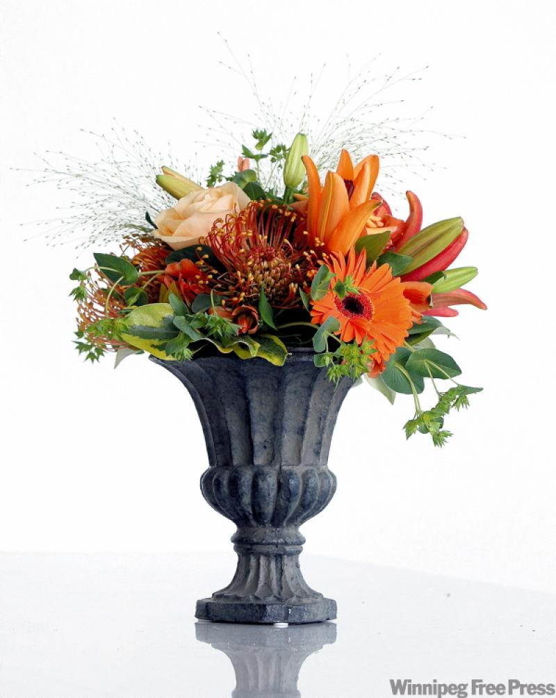 It's easier to stay within one colour group than to mix different colours. This arrangement combines green with orange hues ranging from pale peach to deep bronze. 