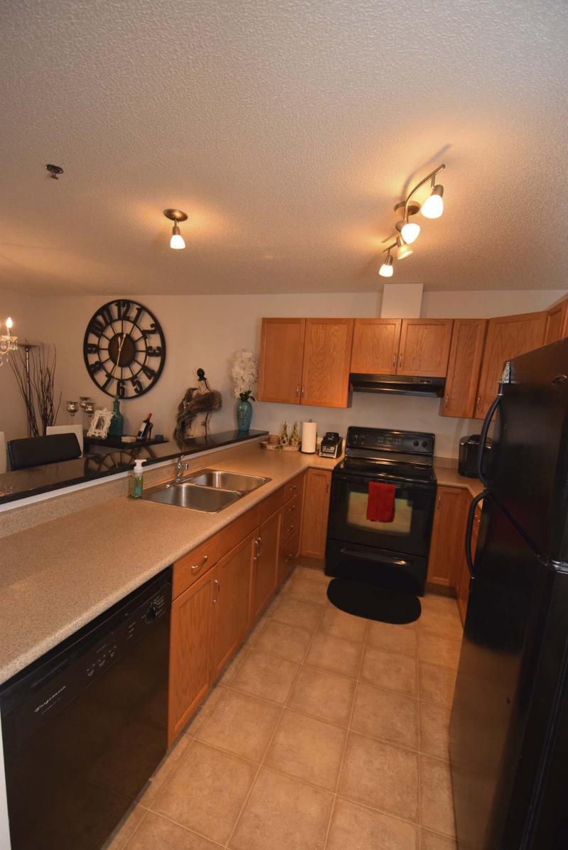 <p>TODD LEWYS / WINNIPEG FREE PRESS</p><p>The galley-style kitchen has a raised granite eating bar.</p>
