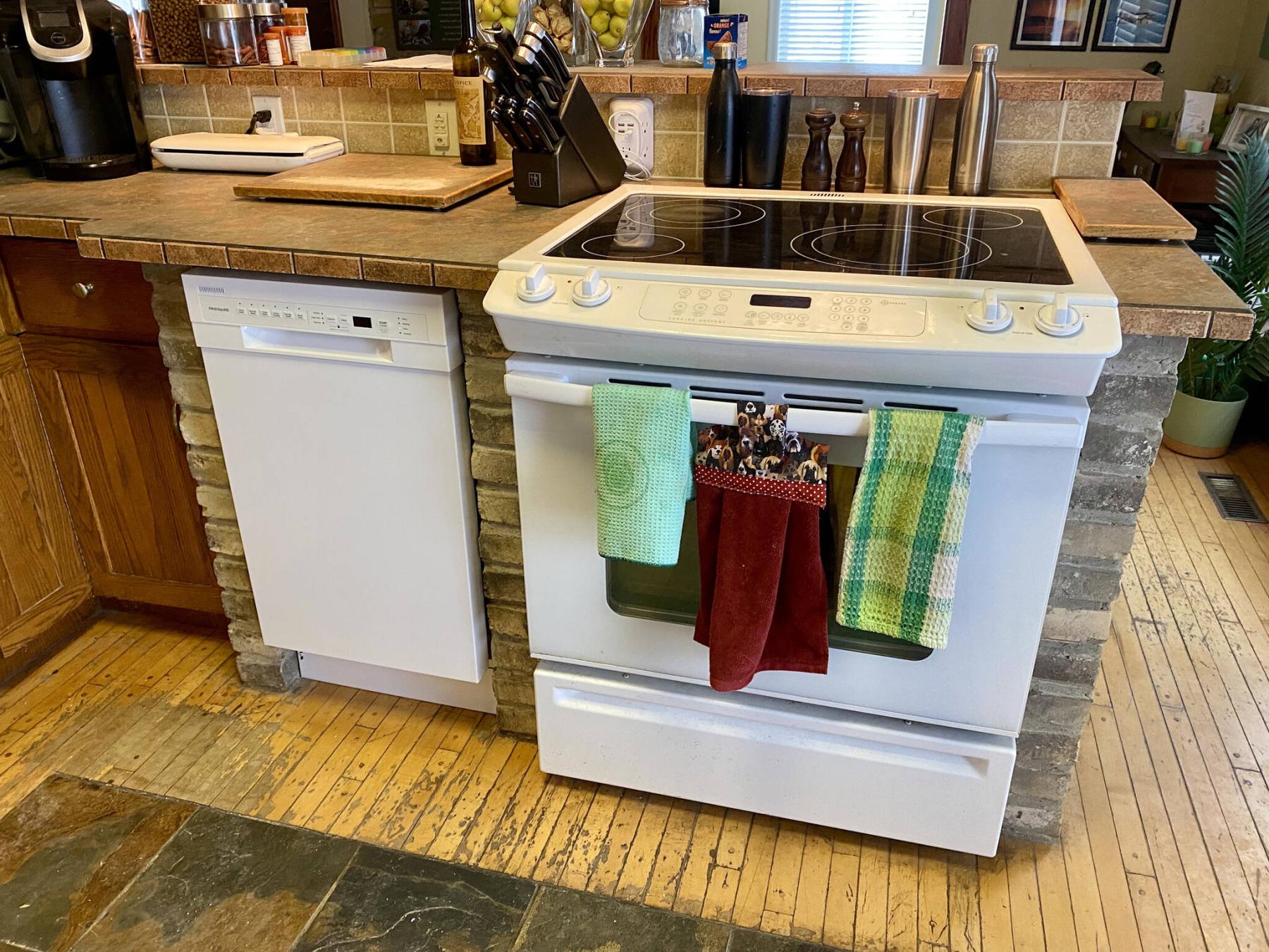  <p>Marc LaBossiere / Winnipeg Free Press</p>
                                <p>The kitchen dishwasher cavity in Marc&rsquo;s kitchen is set within brick and mortar, and only allowed for a slim 18-inch unit to be placed beside the oven.</p> 