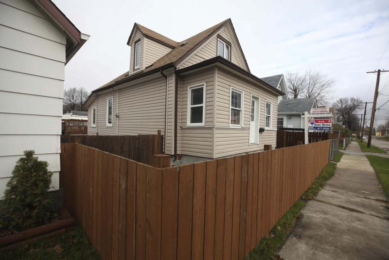 <p>RUTH BONNEVILLE / WINNIPEG FREE PRESS</p><p>Homes: 148 Syndicate Street in Point Douglas - Remax realtor Alan Reiss. Outsdie streetview.</p><p>Nov 01, 2016</p></p>