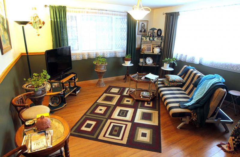 <p>BORIS MINKEVICH / WINNIPEG FREE PRESS</p><p>The home features its original oak flooring.</p></p></p>
