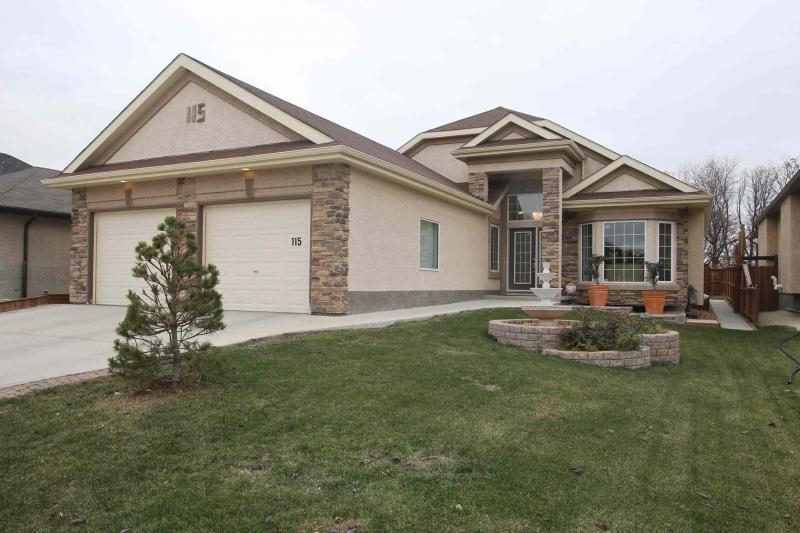 115 Mardena Cres. offers 1,700 square feet of space on the main level, and approximately 1,500 square feet downstairs.